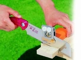 Topman zaaggeleider met zaag